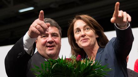 Der Parteivorsitzende und Bundeswirtschaftsminister Sigmar Gabriel (SPD) gratuliert am 11.12.2015 beim Bundesparteitag der Sozialdemokratischen Partei Deutschlands (SPD) in Berlin der neugewählten Generalsekretärin Katarina Barley. 