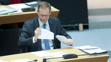 Berlins Regierender Bürgermeister Michael Müller (SPD) muss sich im Parlament verteidigen.