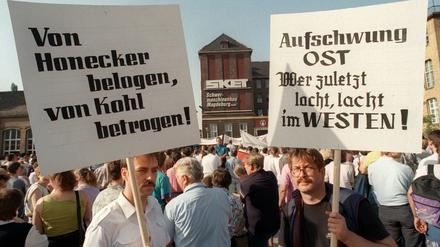 Auf die Euphorie folgte die Wut: Arbeiter der SKET-Schwermaschinenbau GmbH in Magdeburg demonstrieren 1992 gegen die Treuhandanstalt.