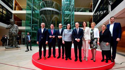 Drei Ministerinnen, drei Minister, eine Parteichefin, ein Generalsekretär und ein Staatsminister: Regierungsteam und Parteiführung der SPD am Freitag.