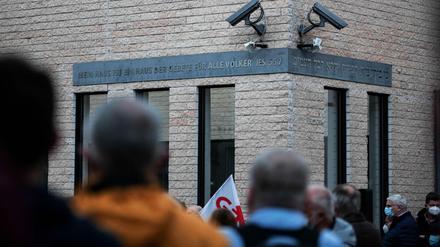 Nach den Ausschreitungen findet vor der Synagoge in Gelsenkirchen eine Kundgebung gegen Antisemitismus statt.