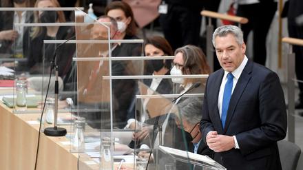 Bundeskanzler Karl Nehammer (ÖVP) spricht am Donnerstag bei einer Sondersitzung des Nationalrates im Parlamentsausweichquartier in der Wiener Hofburg. 