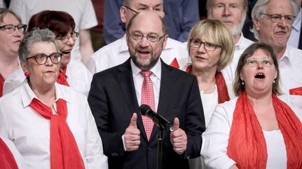 "Wann wir schreiten Seit' an Seit'": Der neugewählte SPD-Vorsitzende singt mit dem Chor beim Parteitag das Lied der Arbeiterbewegung.