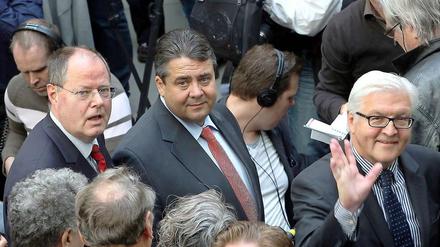 Müssen sich für einen Kopf entscheiden: SPD-Troika Steinbrück, Gabriel, Steinmeier (von links).