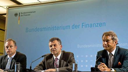 Der bayerische Finanzminister Georg Fahrenschon (CSU), Finanzstaatssekretär Werner Gatzer und der Finanzsenator von Berlin, Ulrich Nussbaum (parteilos, rechts im Bild), auf der Pressekonferenz zum Stabilitätsrat. 