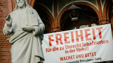 Ein Transparent über dem Eingang der Evangelischen Gethsemankirche in Berlin im August während eines Fürbittengebetes für den in der Türkei inhaftierten Menschenrechtler Peter Steudtner.