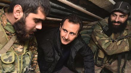 Syriens Präsident Baschar al-Assad im Gespräch mit Soldaten.