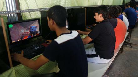 Jugendliche in einem Internetcafe im Flüchtlingslager Harran in Sanliurfa, im Südosten der Türkei.