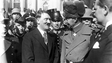 Tag von Potsdam: Adolf Hitler und Kronprinz Wilhelm von Preußen im Gespräch während der Feier vor der Garnisonkirche. 