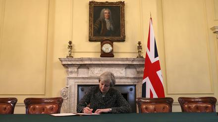 Premierministerin Theresa May unterzeichnet den Brexit-Antrag.