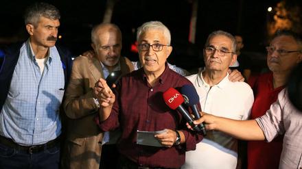 Die Journalisten Musa Kart, Guray Oz, Onder Celik, Mustafa Kemal Gungor und Hakan Kara nach ihrer Freilassung in Kandira.