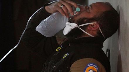 Ein Mitglied des syrischen Zivilschutzes versorgt sich nach dem Giftgaseinsatz in Chan Scheichun selbst mit Sauerstoff.