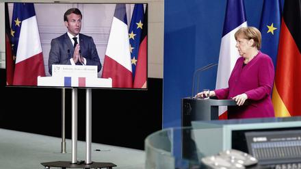 Kanzlerin Angela Merkel und Frankreichs Präsident Emmanuel Macron geben vor der Presse ihren Plan bekannt.