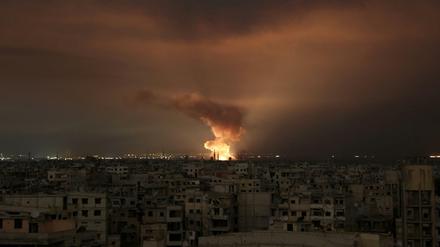 Feuer und Rauch sind nach einem Luftangriff auf Ost-Ghouta zu sehen.