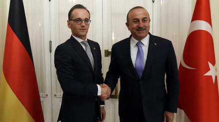 Bundesaußenminister Heiko Maas (SPD) wird von seinem türkischen Amtskollegen Mevlut Cavusoglu begrüßt. 