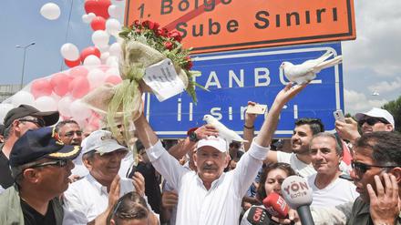 An der Grenze der Provinz Istanbul ließ Kemal Kilicdaroglu weiße Tauben fliegen.