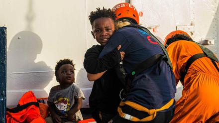 Helfer bringen Flüchtlingskinder aus einem Schlauchboot an Bord des Schiffes „Alan Kurdi“.