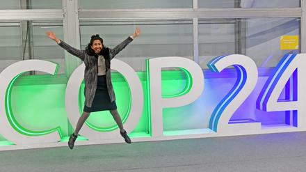 Ein großer Satz oder ein kleiner Sprung? Eine Teilnehmerin vor dem Logo "COP24", dem Kürzel der Klimakonferenz in Kattowitz.