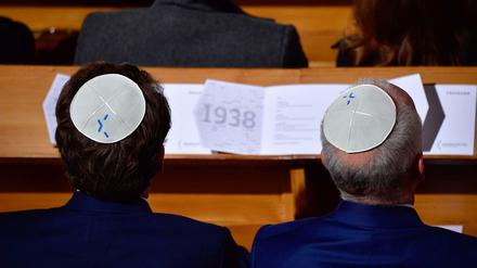 Zwei Kippa-Träger in der Synagoge Rykestraße in Berlin