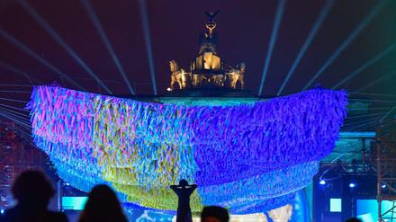 Zahlreiche Besucher feierten am Brandenburger Tor bei einer großen Bühnenshow.