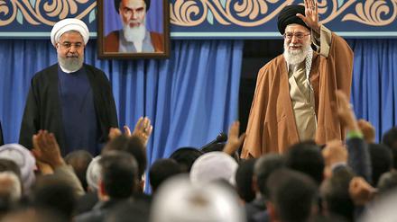 Irans Präsident Hassan Rouhani (l.) und Ayatollah Ali Khamenei (r.) bei einem Treffen mit Regierungsvertretern in Teheran. 