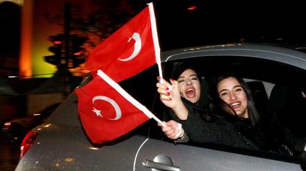 Junge Frauen feiern auf dem Berliner Kurfürstendamm den Sieg des Ja in der Türkei.