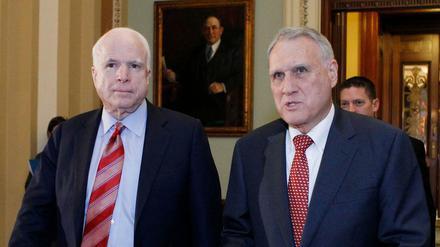 Der verstorbene US-Senator John McCain zusammen mit seinem ehemaligen Co-Senator und jetzigen Nachfolger Jon Kyl.