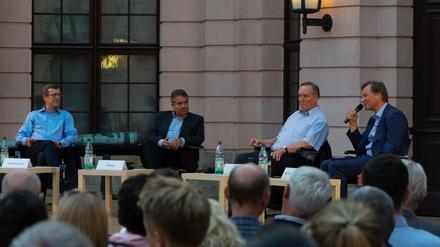 Sigmar Gabriel (Mitte links) und Volker Rühe (Mitte rechts) stellen sich den Fragen beim „Tagesspiegel-Talk“.