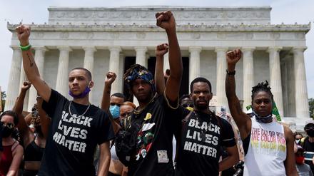 Demonstranten protestieren in Washington gegen Polizeigewalt und Rassismus.