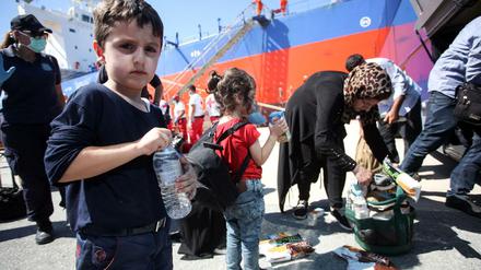 Flüchtlinge werden nach ihrer Rettung in der Ägäis auf Kreta mit Essen und Trinken versorgt.
