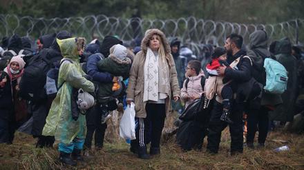 Weder vor noch zurück. Migranten harren am Montag an der belarussisch-polnischen Grenze aus. 