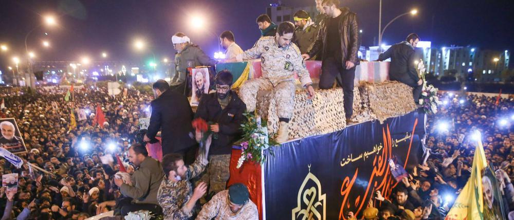 Iraner umringen das Fahrzeug mit dem Sarg von Qassem Soleimani und weiteren Opfern des US-Angriffs.