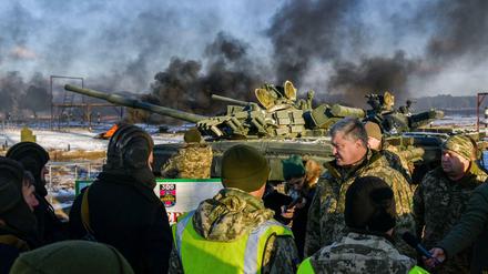 Der ukrainische Präsident Petro Poroschenko inspiziert Panzertruppen im Manöver. 