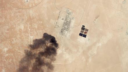 Mit fast 20 Raketen oder Drohnen wurde zwei zentrale saudische Ölanlagen angegriffen.