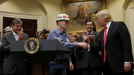 US-Präsident Donald Trump verspricht einem Kohle-Kumpel, dass seine Umweltdekrete verlorene Jobs zurückbringen.