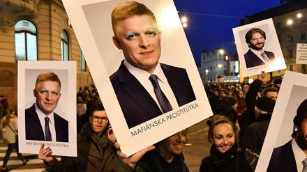 Der slowakische Premierminister Robert Fico (auf Plakaten links) kündigte seinen Rücktritt an. 