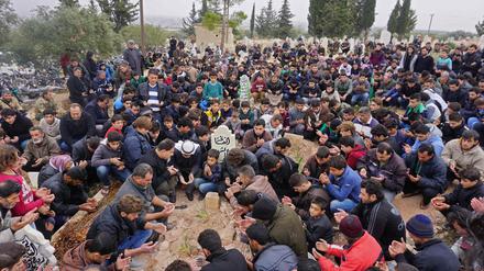 Hunderte Menschen nahmen an der Beerdigung von Raed Fares und Hammoud al-Jneid in Kafranbel teil.