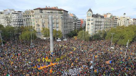 Es wurde auch friedlich demonstriert in Barcelona, hier am Freitag. Aber eine erneute Eskalation zu Gewalt wird befürchtet. 