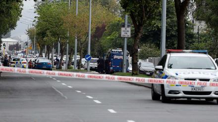 Die Polizei hat die Umgebung um die Masjid-al-Noor-Moschee in Christchurch weiträumig abgesperrt. 