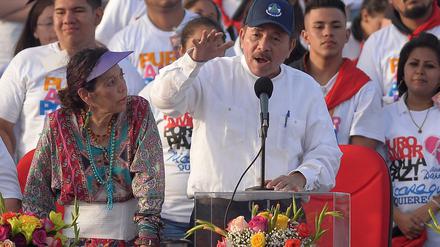 Daniel Ortega – hier mit seiner Ehefrau, der Vizepräsidentin Rosario Murillo – spricht in Managua zu Anhängern.