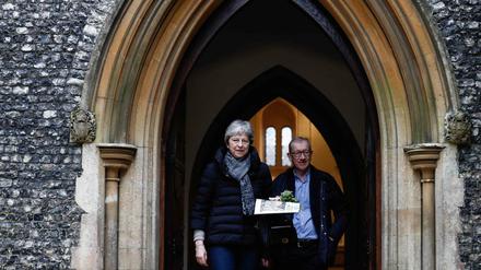 Beistand gesucht. Theresa May mit ihrem Mann am Sonntag nach dem Gottesdienst.