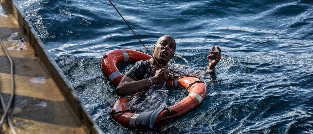 Ein Flüchtling wird im Mittelmeer von der Sea Watch 3 gerettet.
