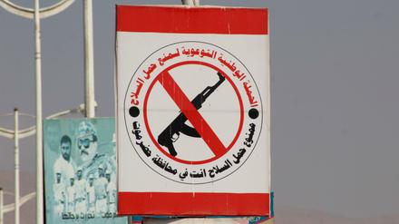 Ein Schild verbietet das Tragen von Feuerwaffen im Jemen. 