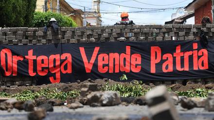 "Ortega verkauft das Vaterland", steht auf dieser Barrikade in Masaya. Die Stadt wird von der Opposition gehalten.