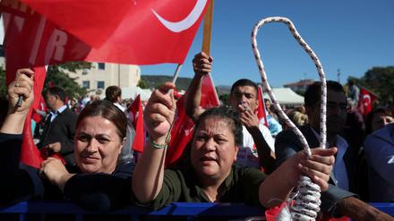 Erdogan-Unterstützer vor dem Gerichtsgebäude in Mugla, in dem gegen die mutmaßlichen Putschisten verhandelt wurde.