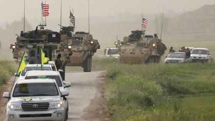 Fahrzeuge der kurdischen Miliz YPG fahren in Nordsyrien einem US-Militär-Konvoi voraus.