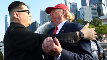 Achtung, Fake News! Das sind nur zwei Männer in Singapur, die sich als Kim Jong Un und Donald Trump verkleidet haben. 