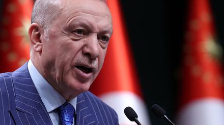 Der türkische Präsident Recep Tayyip Erdogan hat sich erneut kritisch zu einem Nato-Beitritt Finnlands und Schwedens geäußert.