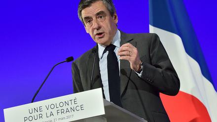 Der französische Präsidentschaftskandidat François Fillon wird durch neue Medienberichte weiter belastet.