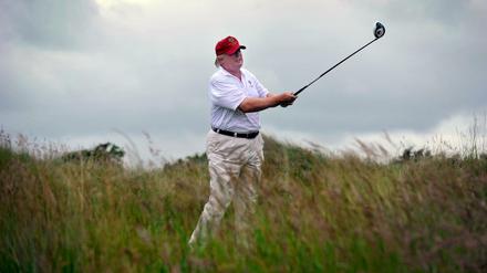 Donald Trump beim Golf spielen (Archivbild). 